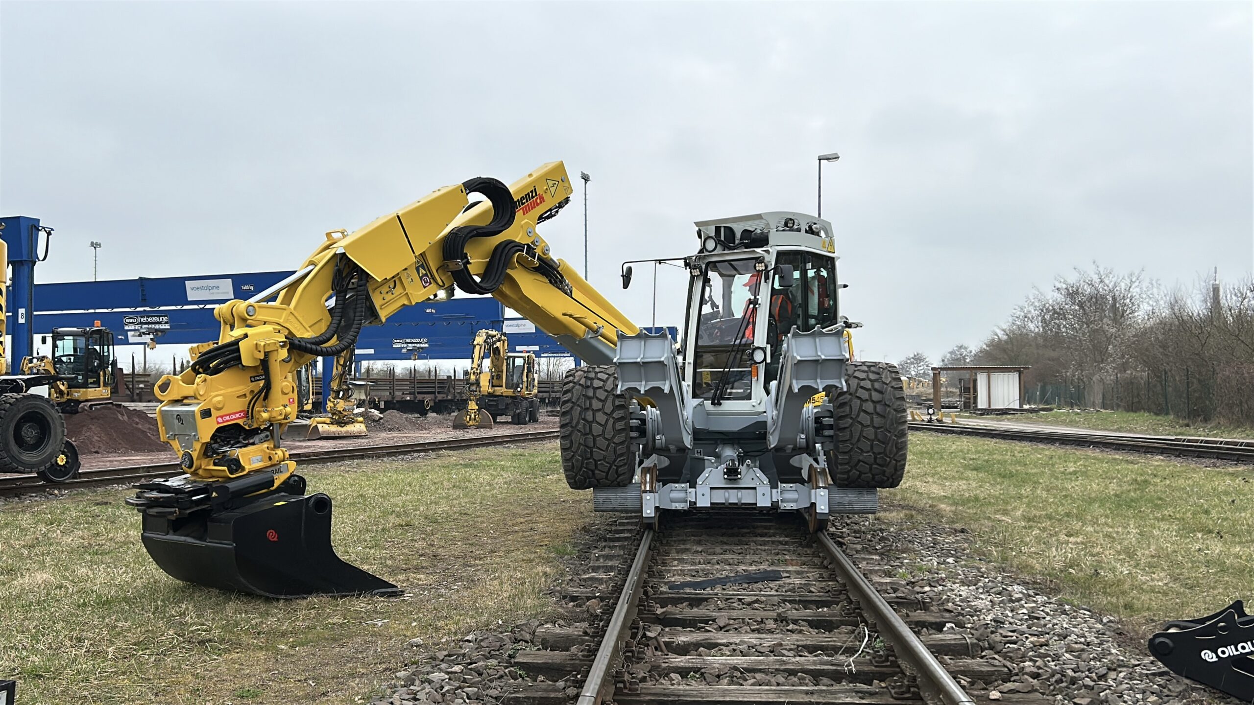 Menzi Muck M545x Rail Einsatz im Gleis Menzi Muck Schreitbagger M545x. Menzi Powerboom. Weitwinkel Kinematik mit Kraftverstärker uvm.