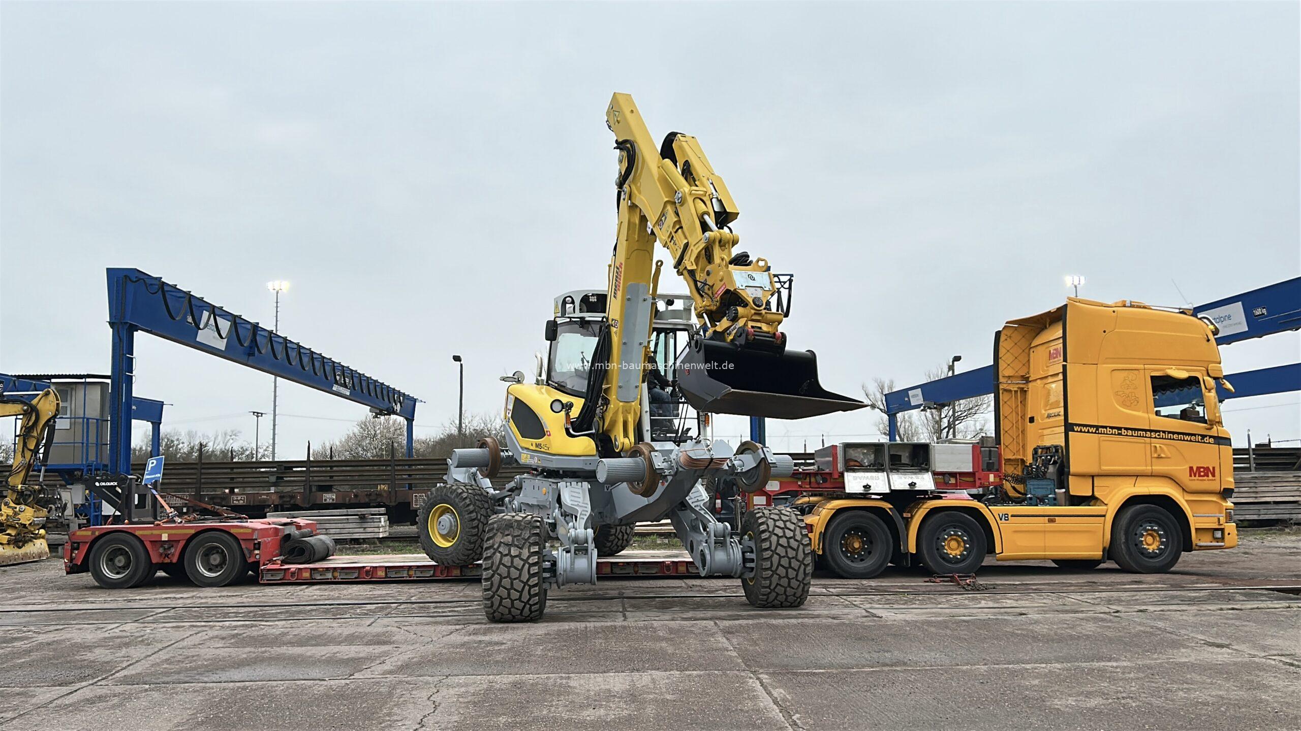 Menzi Muck M545x Rail Transport auf Sattelzug