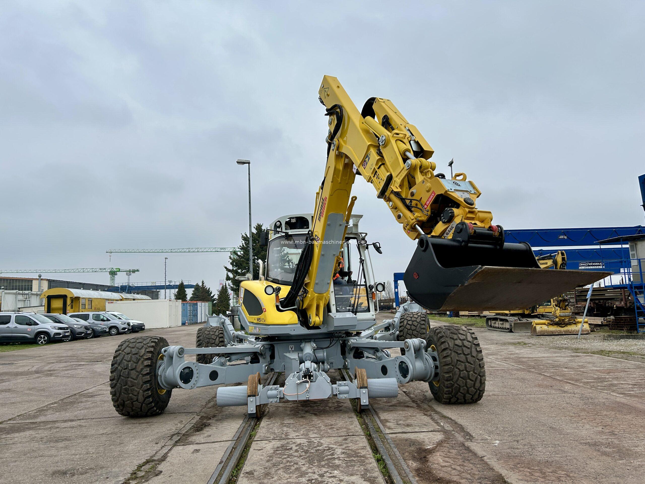 Menzi Muck M545x Rail ausgleisen Bahnübergang Menzi Muck M545x