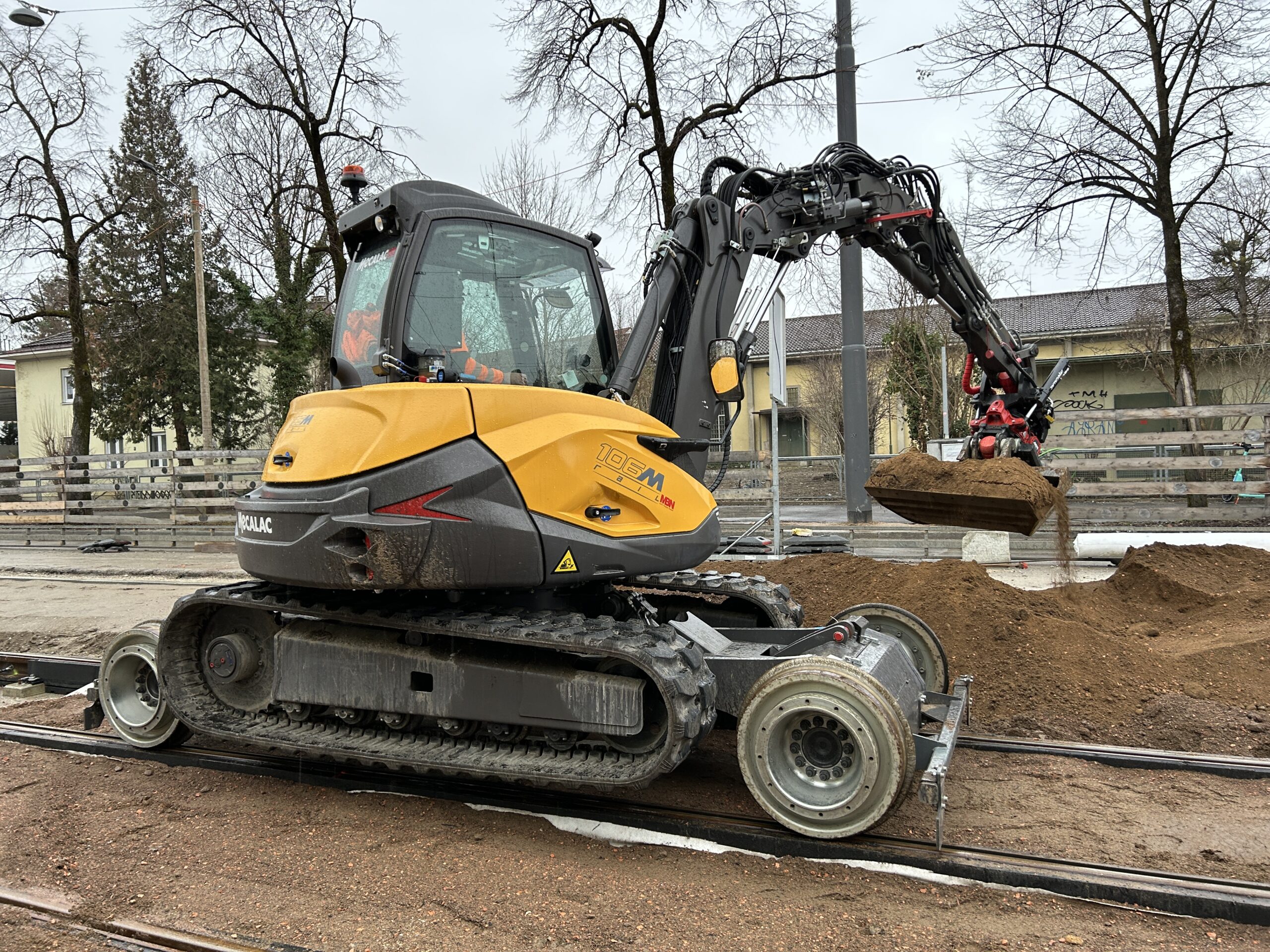 Effizienz auf Schienen: Warum der Mecalac 106MRail der perfekte Partner für den urbanen Gleisbau ist