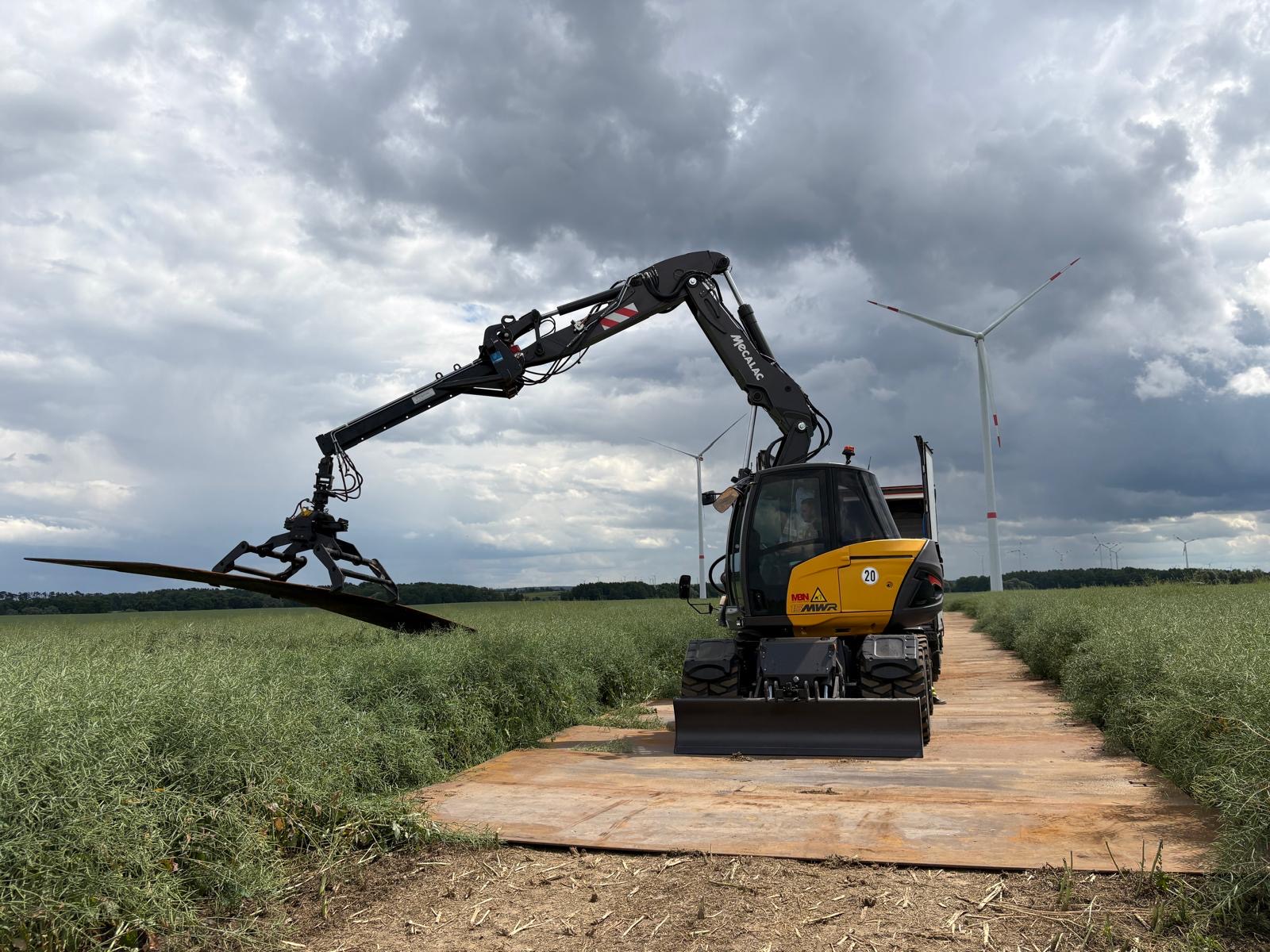 temporäre straßen im Express-Tempo: Wie der Mecalac 15MWR mobile Stahlplatten mühelos verlegt