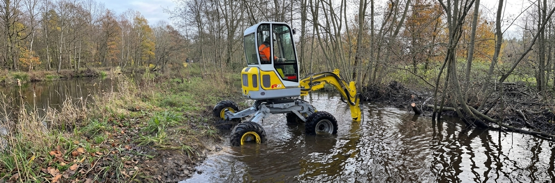 Kompakter Menzi Muck A25 Schreitbagger bei Räum- und Pflegearbeiten direkt im fließenden Gewässer.